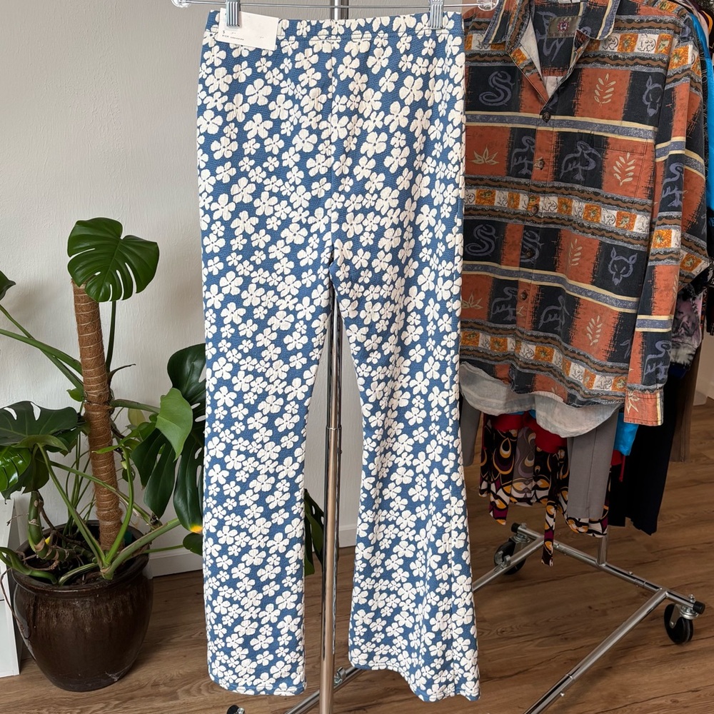 American Eagle floral flare high rise pull on pants, size small - Picture 4 of 10